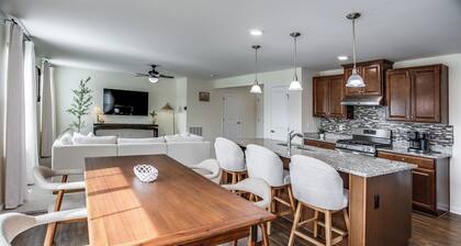 Modern 3 Bedroom Retreat Near RIT - Room For Everyone!