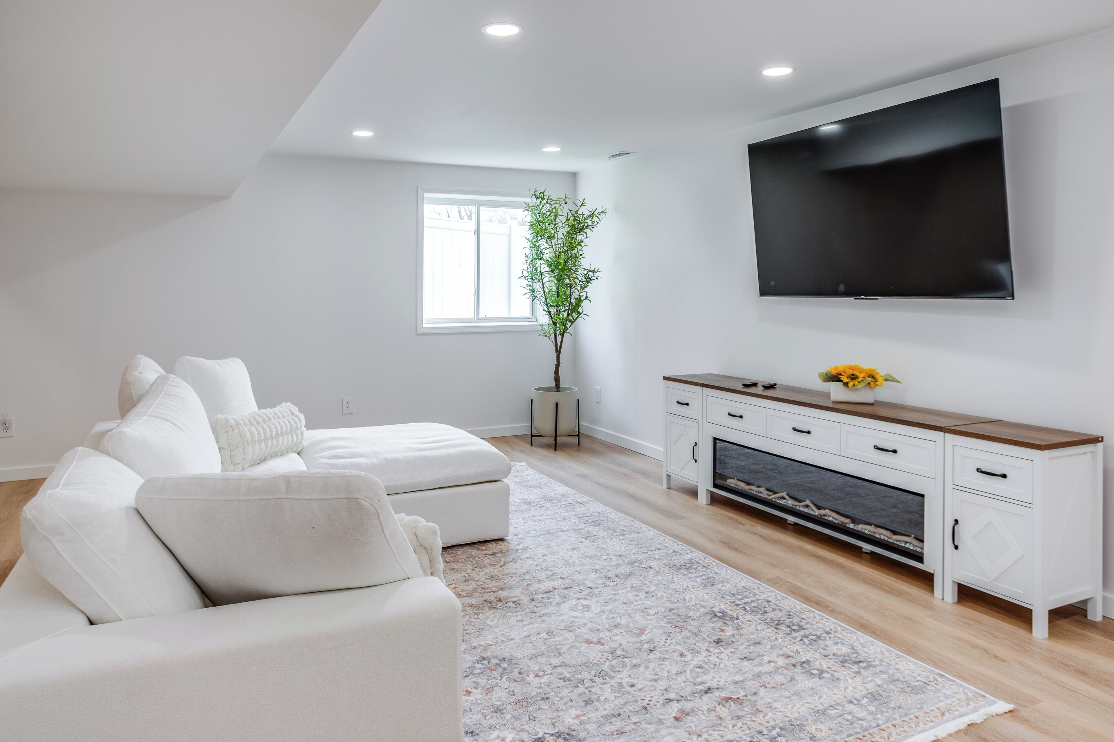 Modern 3 Bedroom Retreat Near Rit And U Of R - Room For Everyone! - Rochester, NY