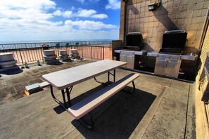 Outdoor dining - Amazing 2-bedroom condo in beautiful San Diego on the boardwalk. Ocean views. (San Diego)