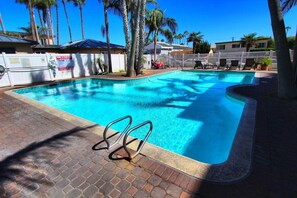 Pool - Amazing 2-bedroom condo in beautiful San Diego on the boardwalk. Ocean views. (San Diego)