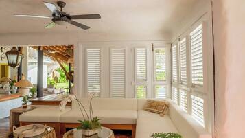 House, 5 Bedrooms, Private Pool | Living area