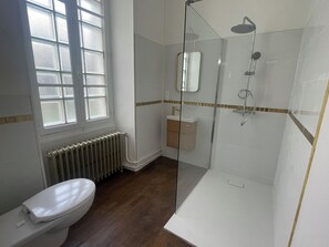 Regadera, bidet, toallas, papel de baño