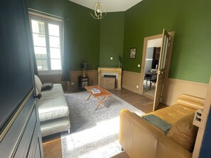 Living area - 1-bedroom apartment in the heart of the Alpes Mancelles, 20 minutes from the 24h of Le Mans (Beaumont-sur-Sarthe)