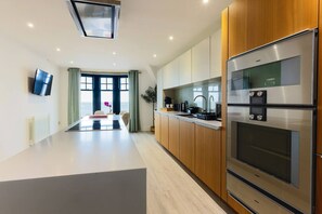 Private kitchen - Penarth Blue Escape Studio (Vale of Glamorgan)