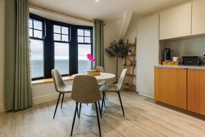 Dining - Penarth Blue Escape Studio (Vale of Glamorgan)