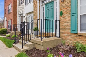 Exterior detail - ND Retreat<>Luxury 3 B 3.5 BA Townhome 1.5mi to ND (South Bend)