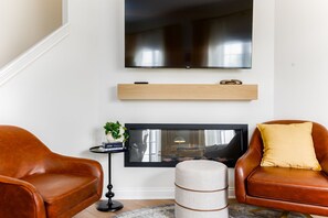 Living area - ND Retreat<>Luxury 3 B 3.5 BA Townhome 1.5mi to ND (South Bend)