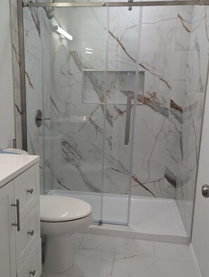 Bathroom - Serene 3-bedroom house with AC in charming Lubbock (Lubbock)