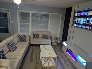 Living area - Serene 3-bedroom house with AC in charming Lubbock (Lubbock)