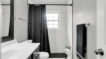 Dusche, Haartrockner, Handtücher, Toilettenpapier