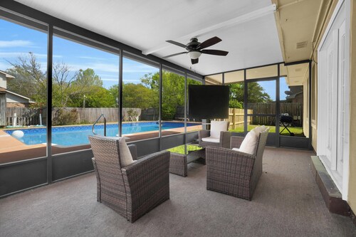 Modern 4BR Oasis w/ Private Pool, Outdoor Lounge & Full Amenities