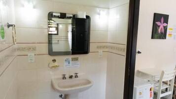 Doppelzimmer, Gartenblick | Badezimmer | Kostenlose Toilettenartikel, Handtücher, Seife, Toilettenpapier