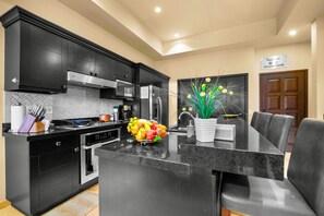 Private kitchen - Luxury Condo: 7min downtown and beach, discounts on restaurants, golf, spa and more. (Cabo San Lucas)
