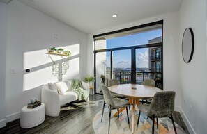 Interior - Walk to FIFA/NRG & Med Center. 2 King Beds. Free Parking. Balcony View of NRG (Houston)