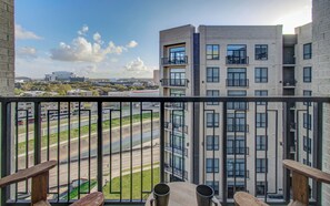 Property grounds - Walk to FIFA/NRG & Med Center. 2 King Beds. Free Parking. Balcony View of NRG (Houston)