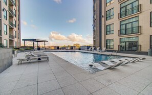 Pool - Walk to FIFA/NRG & Med Center. 2 King Beds. Free Parking. Balcony View of NRG (Houston)