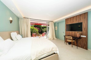 Une chambre à coucher avec un lit, une télévision, un bureau et une chaise.