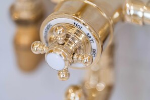 Gros plan d’un robinet d’eau chaude/froide réglé sur une température de 38 °C.