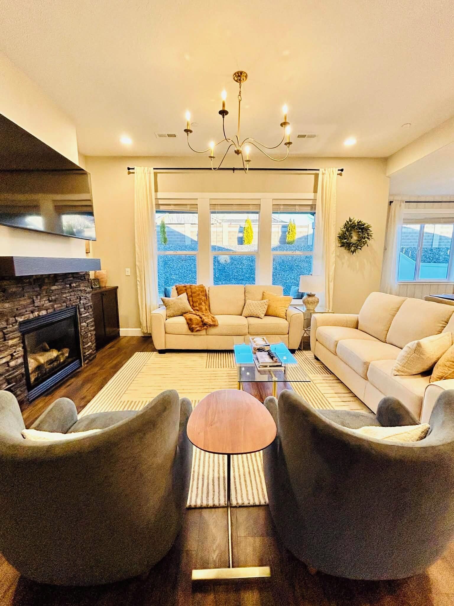 Smart TV, fireplace, books, stereo