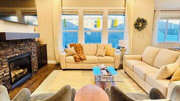 Smart TV, fireplace, books, stereo