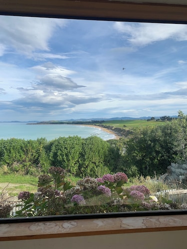 Private Kakanui Beach Escape: Surfer’s Sanctuary, Fisherman's Paradise.