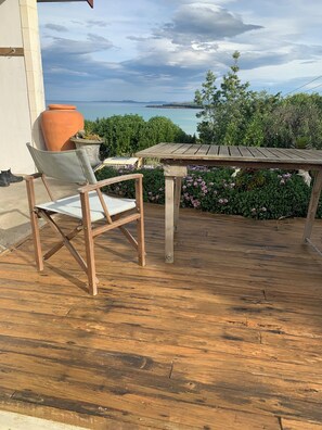 Terrace/patio - Private Kakanui Beach Escape: Surfer’s Sanctuary, Fisherman's Paradise. (Kakanui)