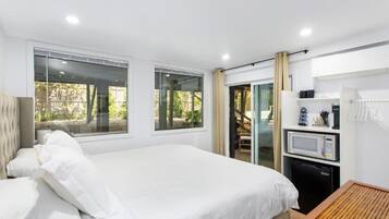 Superior Double Room, 1 King Bed | Iron/ironing board, free WiFi
