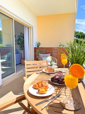 Outdoor dining - Albufeira Orada Sea View by BeCherish (Albufeira)