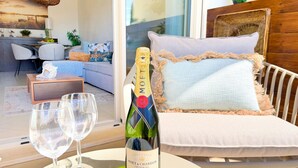 Eine Flasche Moët & Chandon Champagner, zwei Gläser und eine Schale mit Blaubeeren auf einem Tisch.