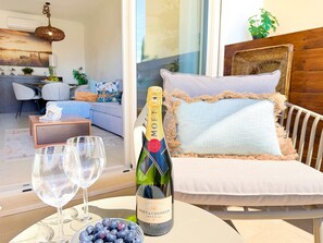 A bottle of Moët & Chandon champagne, two glasses, and a bowl of blueberries on a table. - Albufeira Orada Sea View by BeCherish (Albufeira)