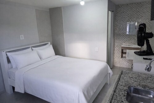 Cozy modern room with Wi-Fi, TV, and kitchen.