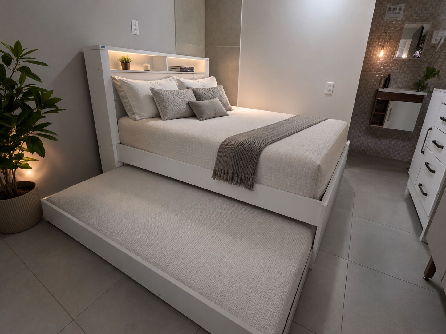 Ein modernes Schlafzimmer mit Bett, Nachttisch und einer kleinen Topfpflanze.