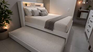 Ein modernes Schlafzimmer mit Bett, Nachttisch und einer kleinen Topfpflanze.