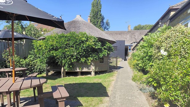 Outdoor dining - The Masons Arms (Odcombe)