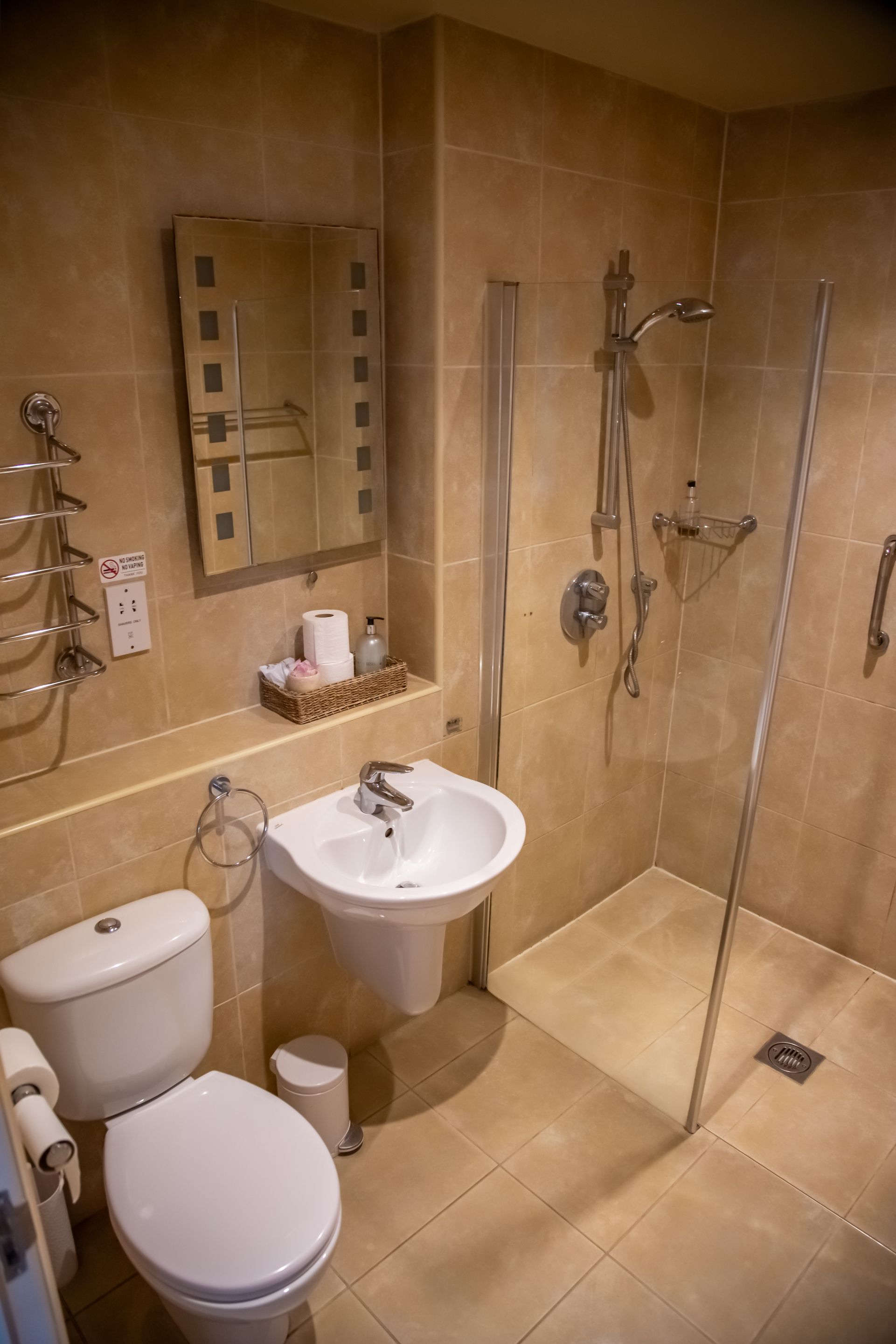 Un baño con inodoro, lavamanos y ducha.