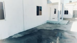Ein weißes Gebäude mit vielen Fenstern und einem flachen Dach.