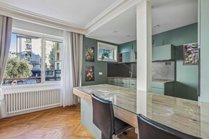 Apartment | Private kitchen - Superb Haussmann-style apt - 2bdr/6p - Trocadero (Paris)