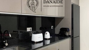 Una cocina moderna con un lavamanos de acero inoxidable, electrodomésticos blancos y un refrigerador.