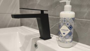 Douche, sĂšche-cheveux, serviettes fournies, savon