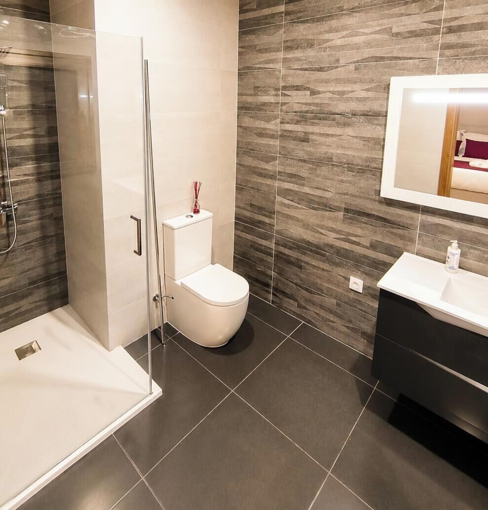 Een douche, een haardroger, handdoeken, zeep