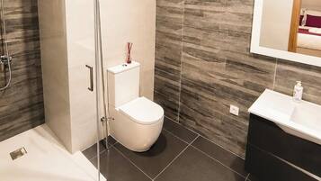 Een douche, een haardroger, handdoeken, zeep