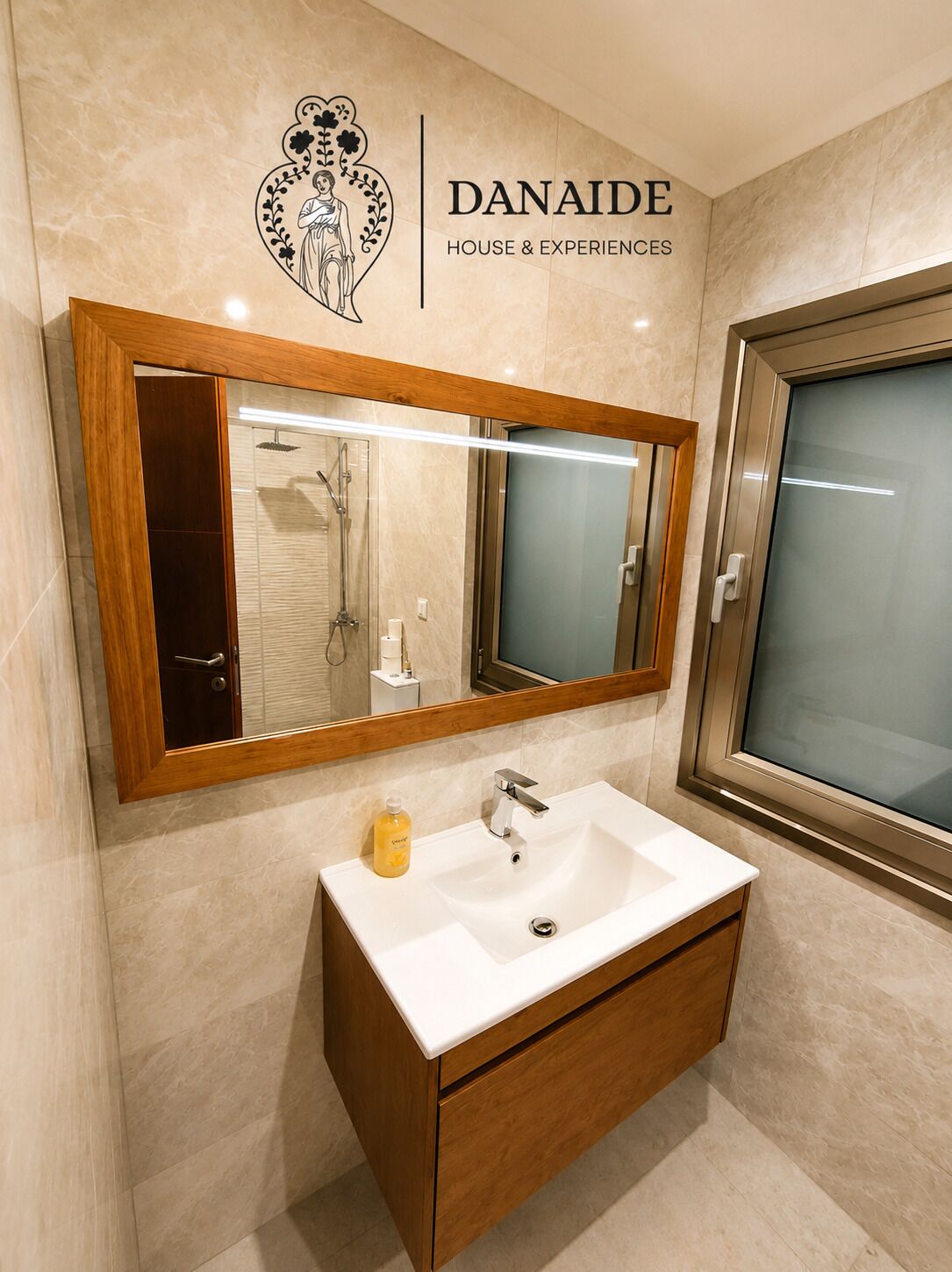 Een douche, een haardroger, handdoeken, zeep