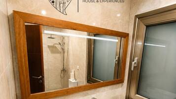 Een douche, een haardroger, handdoeken, zeep