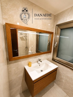 Douche, sèche-cheveux, serviettes fournies, savon