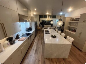 Private kitchen - A Tuber’s dream: Float the river bend easily—plus live country music next door!! (Canyon Lake)