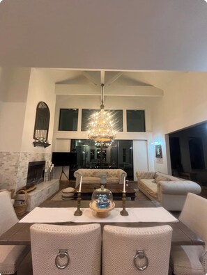 Interior - A Tuber’s dream: Float the river bend easily—plus live country music next door!! (Canyon Lake)