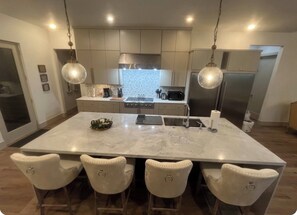 Private kitchen - A Tuber’s dream: Float the river bend easily—plus live country music next door!! (Canyon Lake)