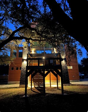 Exterior - A Tuber’s dream: Float the river bend easily—plus live country music next door!! (Canyon Lake)