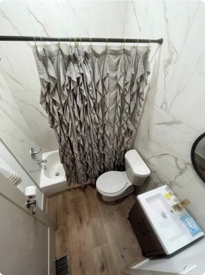 Shower, towels, soap, toilet paper - A Tuber’s dream: Float the river bend easily—plus live country music next door!! (Canyon Lake)