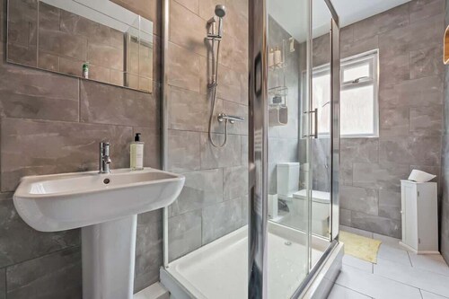 Spacious 2BR House | Sleeps 5 | Gloucester Centre